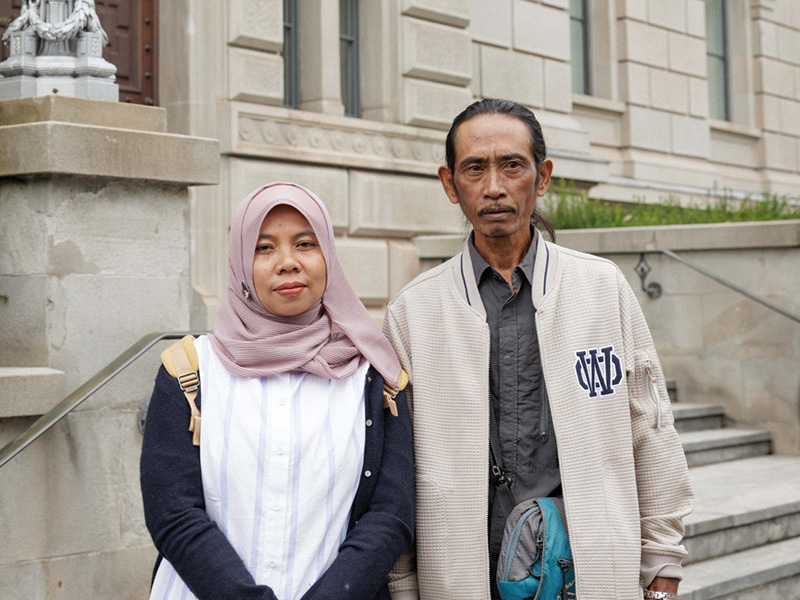 Ibu Asmania und Arif Pujianto vor dem Kantonsparlament Zug, in dem das Kantonsgericht für die Hauptverhandlung tagte. (Foto: Daniel Rihs)
