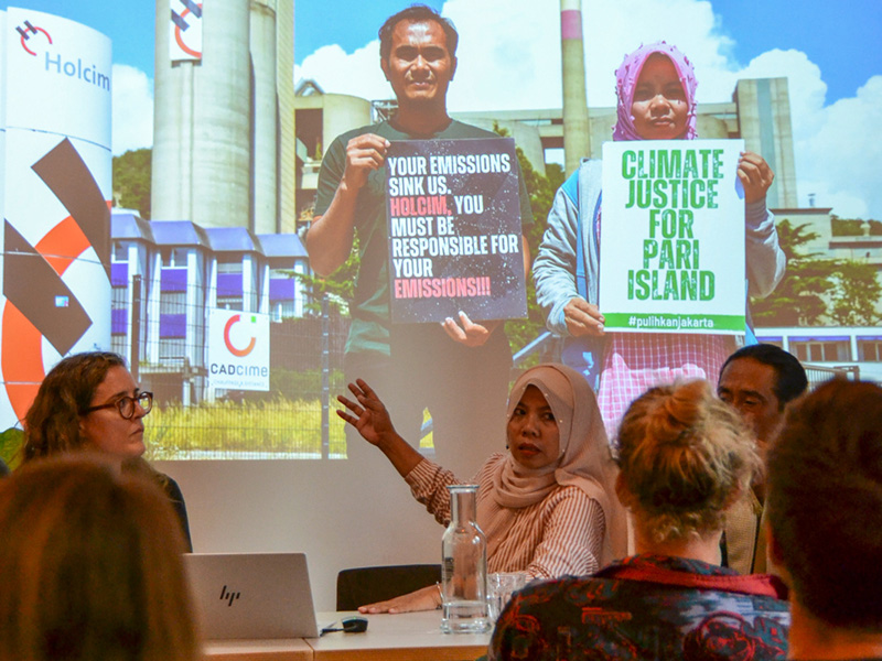 Ibu Asmania berichtet einem interessierten juristischen Publikum von Ihrem Einsatz für Klimagerechtigkeit. (Foto: Matisse Le Strat)