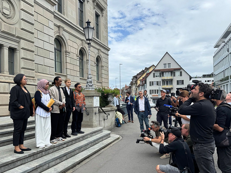 Das Medieninteresse an den Kläger:innen und Ihrer Anwältin ist nach der Hauptverhandlung gross. (Foto: Nina Burri)