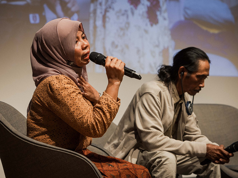 Ibu Asmania berichtet an einer Podiumsdiskussion im Volkshaus Zürich aus Pari. (Foto: Daniel Rihs)