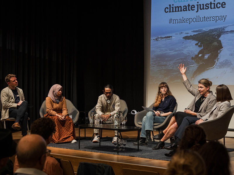 Ibu Asmania und Arif Pujianto diskutieren mit Roda Verheyen, Franziska Ryser und Johannes Wendland. (Foto: Daniel Rihs)
