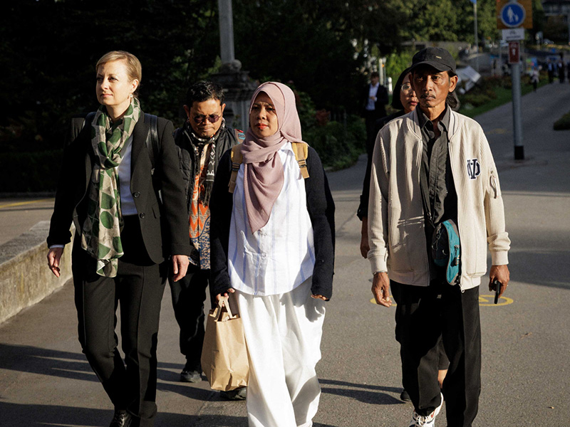 Die Kläger:innen sind gemeinsam mit Ihrer Anwältin auf dem Weg zur Hauptverhandlung in Zug. (Foto: Daniel Rihs)